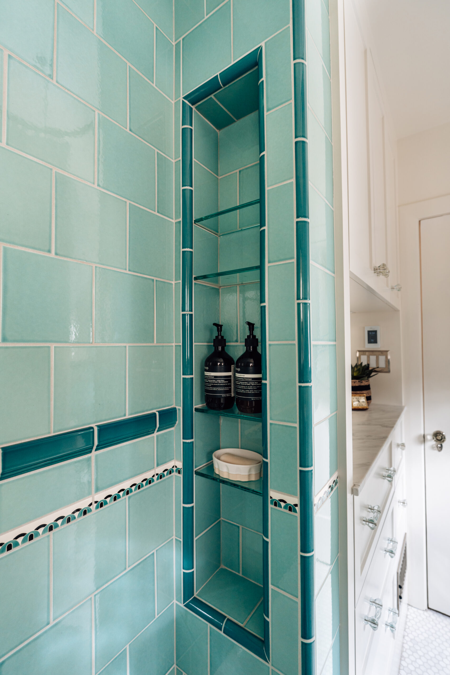 1930s Revival Shower Mission Tile West